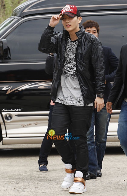 “Mỹ nam” Lee Jun Ki lên đường nhập ngũ - 1