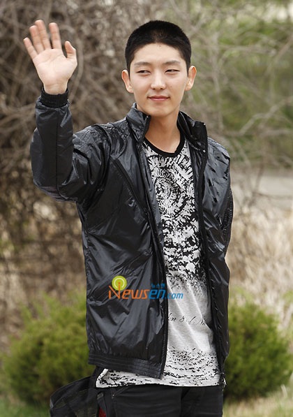 “Mỹ nam” Lee Jun Ki lên đường nhập ngũ - 12