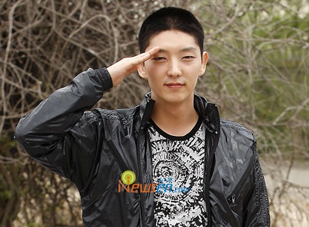 “Mỹ nam” Lee Jun Ki lên đường nhập ngũ - 5