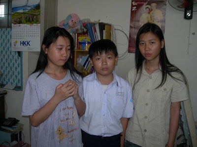 Côi cút ba chị em mồ côi cả cha lẫn mẹ - 1