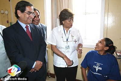 Nằm liệt giường vì bộ ngực khổng lồ - 2