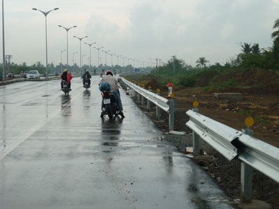 Rào chắn đường dẫn cầu Cần Thơ bị phá để… mở lối đi - 1 Rào chắn đường dẫn cầu Cần Thơ bị phá để… mở lối đi - 1