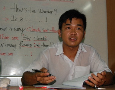 Từ trẻ đường phố trở thành thầy dạy tiếng Anh - 1