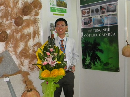 Chàng trai “phải lòng”… trái dừa - 1