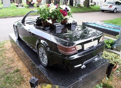 Mô hình xe BMW nằm trên mộ phần - 2
