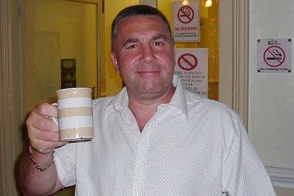 Mô hình xe BMW nằm trên mộ phần - 3