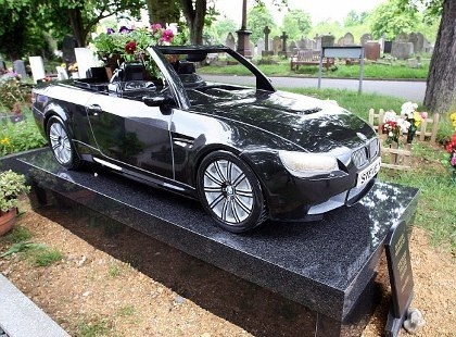 Mô hình xe BMW nằm trên mộ phần - 1