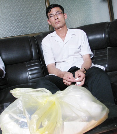 Giả dạng bác sĩ vào bệnh viện lừa phỉnh bệnh nhân - 1