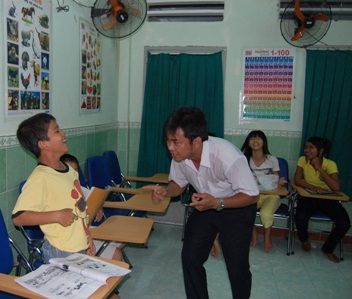 Từ trẻ đường phố trở thành thầy dạy tiếng Anh - 2