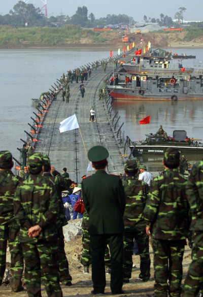 Bộ đội công binh và “sứ mệnh” bắc cầu phao nối 2 bờ sông Hồng - 2 Bộ đội công binh và “sứ mệnh” bắc cầu phao nối 2 bờ sông Hồng - 2