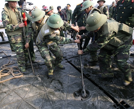 Bộ đội công binh và “sứ mệnh” bắc cầu phao nối 2 bờ sông Hồng - 1 Bộ đội công binh và “sứ mệnh” bắc cầu phao nối 2 bờ sông Hồng - 1