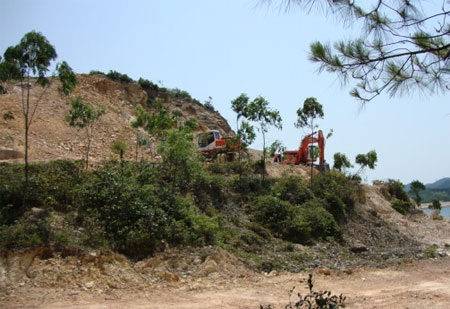 Phát hiện mỏ đá “lậu” trên đồi Lều Cù - 1