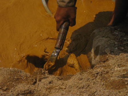 Dân đổ xô đãi vàng, đục khoét lòng sông - 3