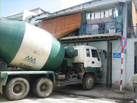 3 ngày, 2 lần bị xe tải đâm vào nhà - 2