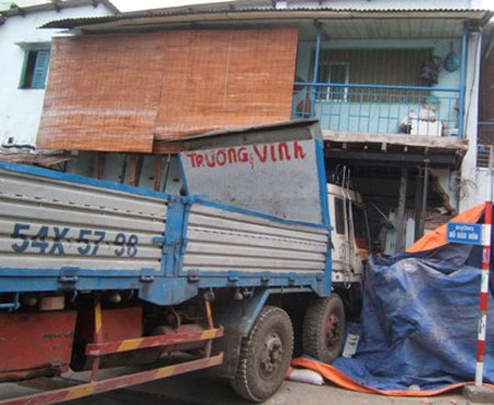 3 ngày, 2 lần bị xe tải đâm vào nhà - 1