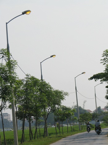 Đèn cao áp sáng giữa ban ngày - 1