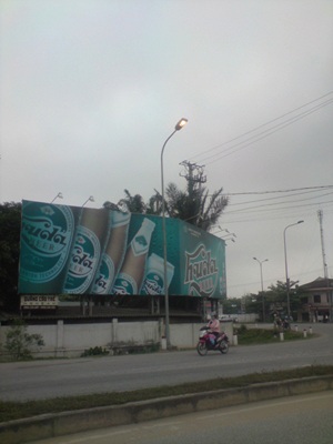 Đèn cao áp sáng giữa ban ngày - 5