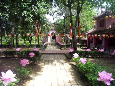 “Đánh thức” tiềm năng du lịch chùa Huế - 1 “Đánh thức” tiềm năng du lịch chùa Huế - 1