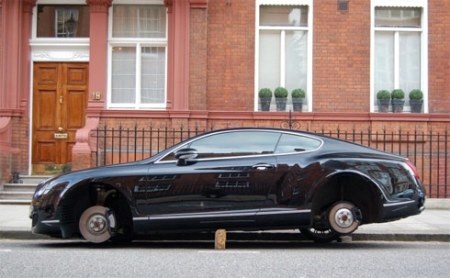 Xe Bentley bị trộm bánh - 1 Xe Bentley bị trộm bánh - 1