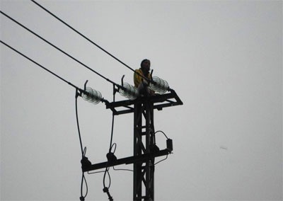 Nghẹt thở giải cứu cô gái tâm thần trên cột điện  - 1