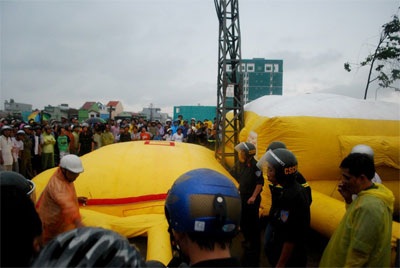 Nghẹt thở giải cứu cô gái tâm thần trên cột điện  - 2