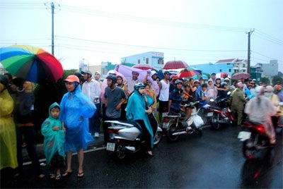 Nghẹt thở giải cứu cô gái tâm thần trên cột điện  - 3