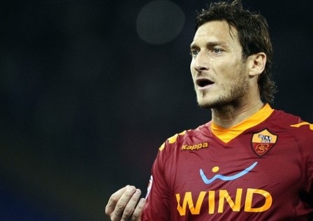 “Hoàng tử” Totti bị phạt nặng vì tấn công thô bạo Balotelli - 1