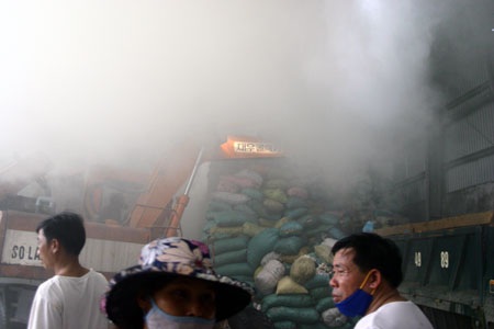 Khói mù mịt hơn 4 tiếng đồng hồ ở kho sắn ngoại ô - 1 Khói mù mịt hơn 4 tiếng đồng hồ ở kho sắn ngoại ô - 1