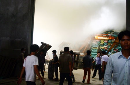 Khói mù mịt hơn 4 tiếng đồng hồ ở kho sắn ngoại ô - 3 Khói mù mịt hơn 4 tiếng đồng hồ ở kho sắn ngoại ô - 3