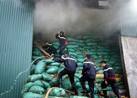 Khói mù mịt hơn 4 tiếng đồng hồ ở kho sắn ngoại ô - 2 Khói mù mịt hơn 4 tiếng đồng hồ ở kho sắn ngoại ô - 2