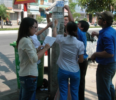 Bạn trẻ Đà Nẵng ra quân xóa quảng cáo, rao vặt - 1