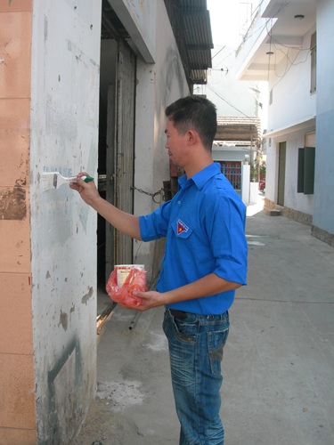 Bạn trẻ Đà Nẵng ra quân xóa quảng cáo, rao vặt - 2