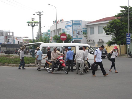 Vấn nạn xe ôm dọa taxi để “cướp” khách  - 1