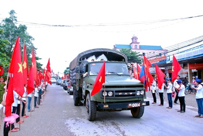 Quân dân Hà Tĩnh đón các anh hùng về đất Mẹ - 1 Quân dân Hà Tĩnh đón các anh hùng về đất Mẹ - 1