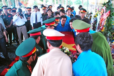 Quân dân Hà Tĩnh đón các anh hùng về đất Mẹ - 5 Quân dân Hà Tĩnh đón các anh hùng về đất Mẹ - 5