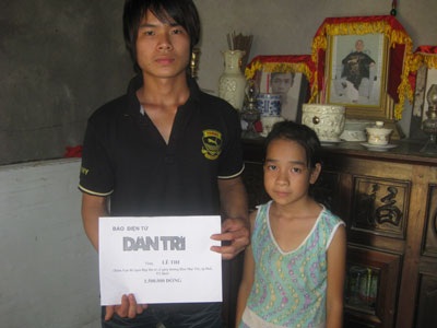 Quà nhân ái trở lại với 4 anh em mồ côi - 1 Quà nhân ái trở lại với 4 anh em mồ côi - 1