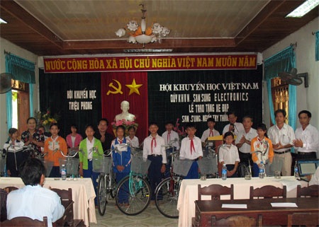 Trao tặng xe đạp cho học sinh nghèo hiếu học tại Quảng Trị - 1 Trao tặng xe đạp cho học sinh nghèo hiếu học tại Quảng Trị - 1
