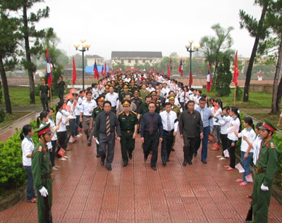 Quân dân Hà Tĩnh đón các anh hùng về đất Mẹ - 11