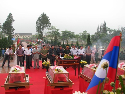 Quân dân Hà Tĩnh đón các anh hùng về đất Mẹ - 12