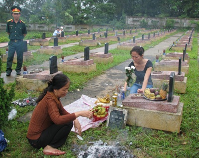 Quân dân Hà Tĩnh đón các anh hùng về đất Mẹ - 14