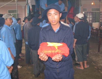 Quân dân Hà Tĩnh đón các anh hùng về đất Mẹ - 9