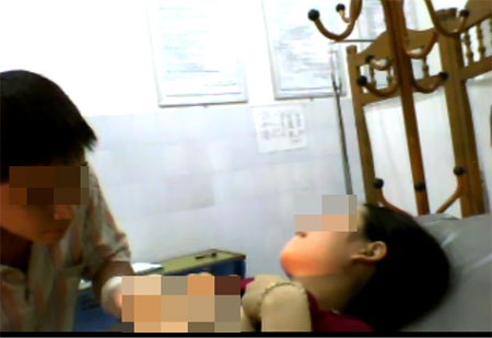 Giật mình với clip nam “bác sỹ” sản khoa khám bệnh - 3 Giật mình với clip nam “bác sỹ” sản khoa khám bệnh - 3