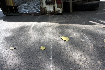 Hà Nội: Taxi húc xe tải ngã “chỏng vó” - 7 Hà Nội: Taxi húc xe tải ngã “chỏng vó” - 7