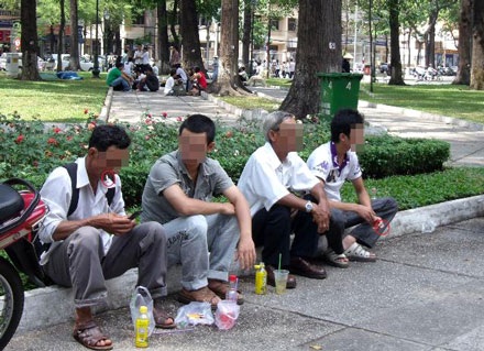 Hút thuốc nơi công cộng: lệnh cứ cấm, người cứ hút - 1 Hút thuốc nơi công cộng: lệnh cứ cấm, người cứ hút - 1