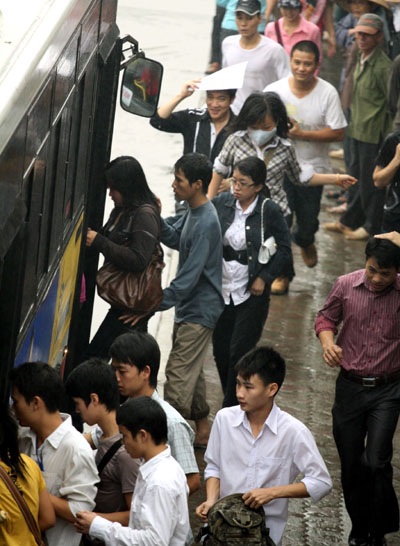 Vẫn “ám ảnh” nạn móc túi ở trạm xe buýt Cầu Giấy - 3 Vẫn “ám ảnh” nạn móc túi ở trạm xe buýt Cầu Giấy - 3