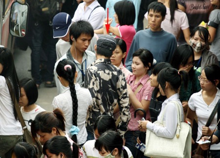 Vẫn “ám ảnh” nạn móc túi ở trạm xe buýt Cầu Giấy - 5 Vẫn “ám ảnh” nạn móc túi ở trạm xe buýt Cầu Giấy - 5