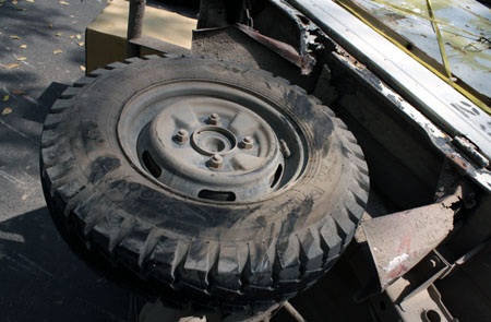 Hà Nội: Taxi húc xe tải ngã “chỏng vó” - 8 Hà Nội: Taxi húc xe tải ngã “chỏng vó” - 8