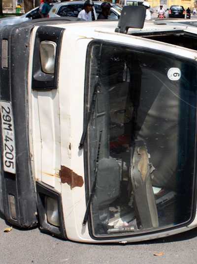 Hà Nội: Taxi húc xe tải ngã “chỏng vó” - 6 Hà Nội: Taxi húc xe tải ngã “chỏng vó” - 6