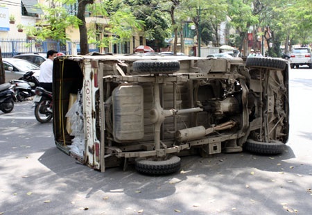 Hà Nội: Taxi húc xe tải ngã “chỏng vó” - 4 Hà Nội: Taxi húc xe tải ngã “chỏng vó” - 4