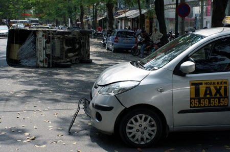 Hà Nội: Taxi húc xe tải ngã “chỏng vó” - 2 Hà Nội: Taxi húc xe tải ngã “chỏng vó” - 2
